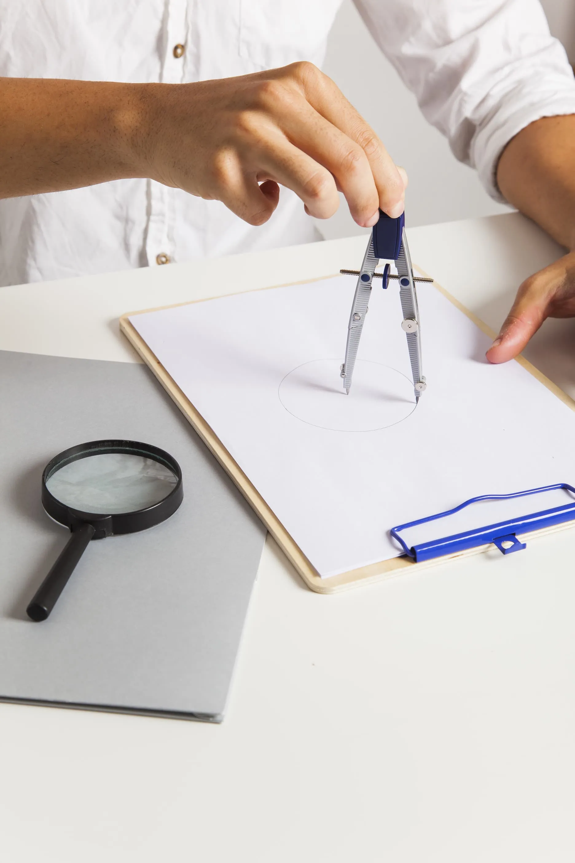 Imagen de una persona haciendo unos planos de para un nuevo proyecto.