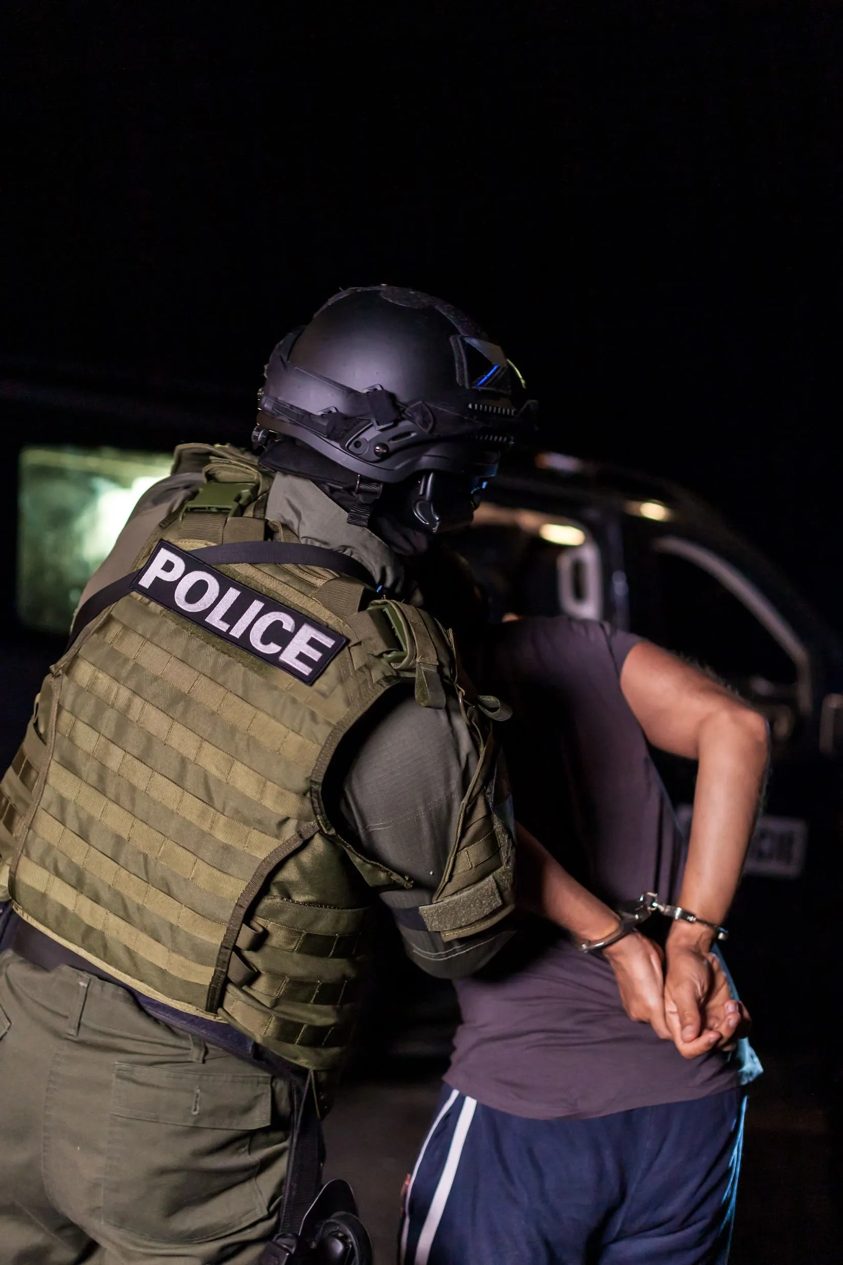 Imagen de un policía deteniendo a una persona.